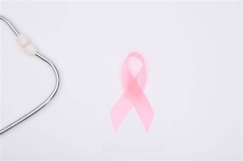 roze kanker lint stethoscoop witte achtergrond internationaal symbool van borstkanker premium foto
