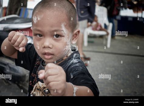 Niño Muay Thai Fotografías E Imágenes De Alta Resolución Alamy