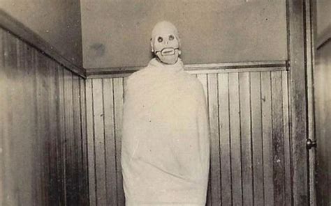 17 Creepy Vintage Halloween Costumes That Are Truly Scary