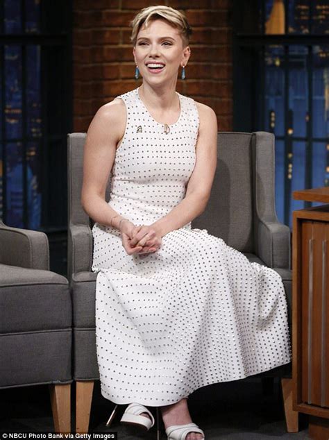 scarlett johansson reveals snubs by bob dylan on chat show scarlett johansson actresses outfits