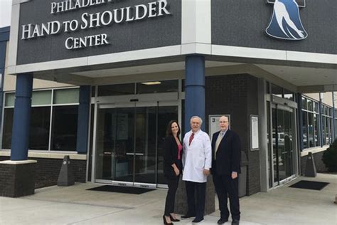 philadelphia hand to shoulder center wants to extend reach