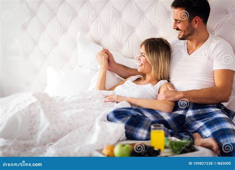 Junge Paare Die Haben Von Romantischen Zeiten Im Schlafzimmer Haben