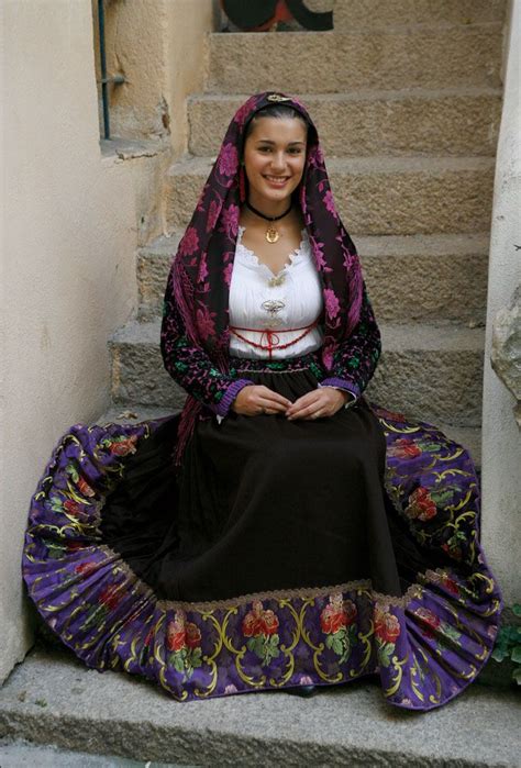 サルデーニャ島・オロセイの民族衣装 traditional outfits traditional dresses italian women