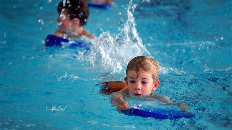 zwemles voor  jarige kinderen gebruikelijk maar heeft weinig nut rtl nieuws