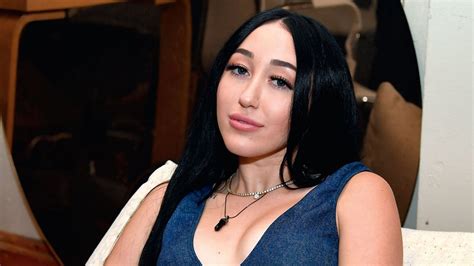 noah cyrus es vista con su nuevo novio el diseñador alemán pinkus y