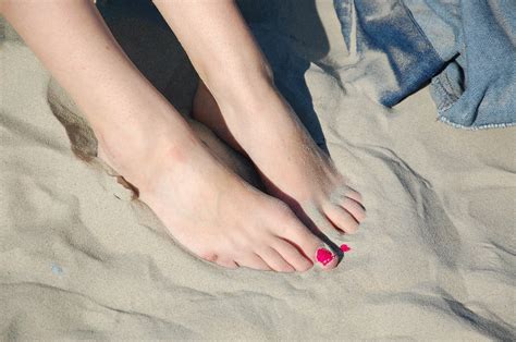무료 이미지 바닷가 모래 여자 피트 여름 다리 손가락 휴일 팔 인간의 몸 맨발 신발류 피부 아름다움