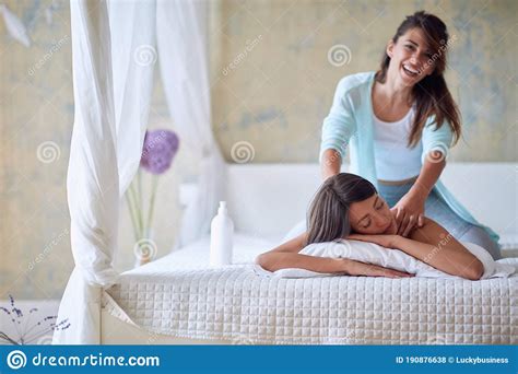 Jovem Casal De Lésbicas A Gozar De Massagem Foto De Stock Imagem De