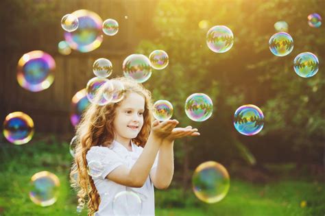 吹泡泡的小女孩图片 可爱的小女孩在吹泡泡素材 高清图片 摄影照片 寻图免费打包下载