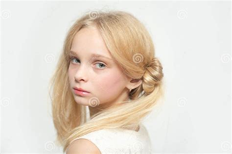 Retro Blonde Teen Vintage Hair Care Dyeing Happy Blond Girl