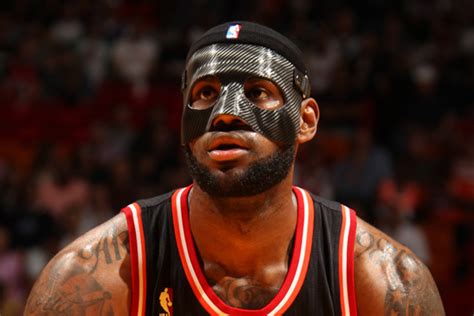 lebron james wears black mask  cover broken nose  heat beat knicks sports illustrated