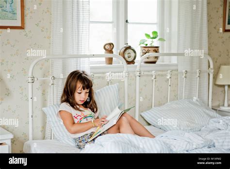 Mädchen Im Bett Lesen Stockfoto Bild 173301410 Alamy