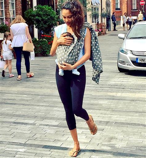 Lisa Haydon Takes A Walk With Her Son Zack And Steals Our Heart View
