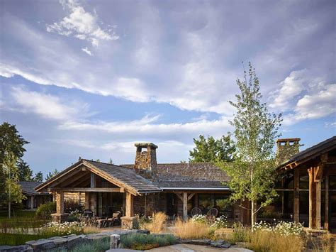 breathtaking rustic ranch house tucked   beartooth mountains ranch house rustic home