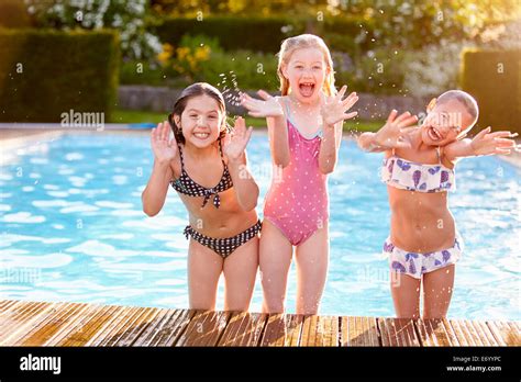 el grupo de ninas jugando en la piscina al aire libre fotografia de