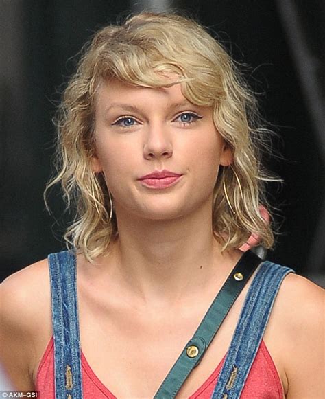 taylor swift s fans take to twitter after she s spotted with natural curly hair in new york