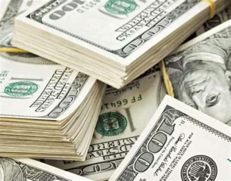 dólar sobe ante real monitorando exterior e noticiário político