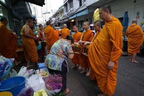 Thai Buddhist Monks Health Suffering From Sugary Drinks