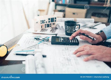 architect engineer  calculator voor het berekenen van tekenontwerp met blauwdruk ontwerp en