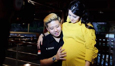 foto kehamilan rey utami kata siapa ibu hamil gak bisa tampil sexy news and entertainment