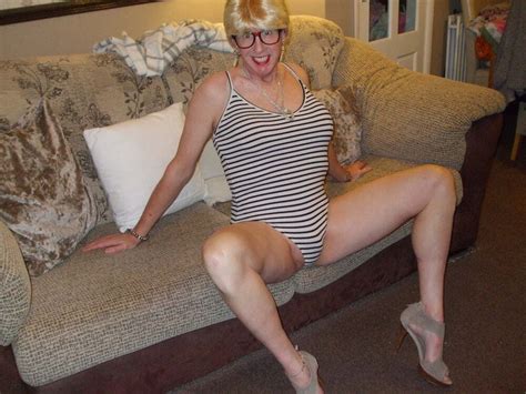 miss andi moorcock a mature crossdresser and exhibitionist foto 14
