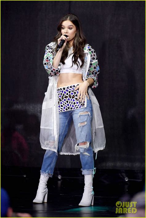 hailee steinfeld sings in the rain for today show concert video photo 3928013 hailee