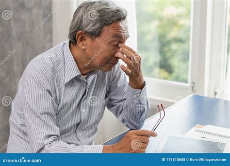 de bejaarden beklemtonen vermoeid en holding zijn neus aan de moeheid van de sinuspijn lijdt