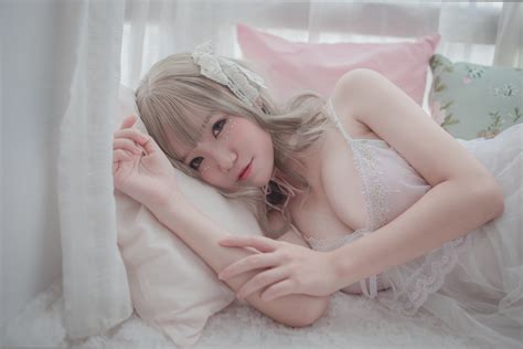 wallpaper yoko cos model asian blonde looking at viewer pink