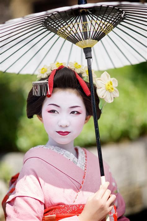 maiko henshin japanese girl at sannen zaka street kyoto japan geisha y ondas