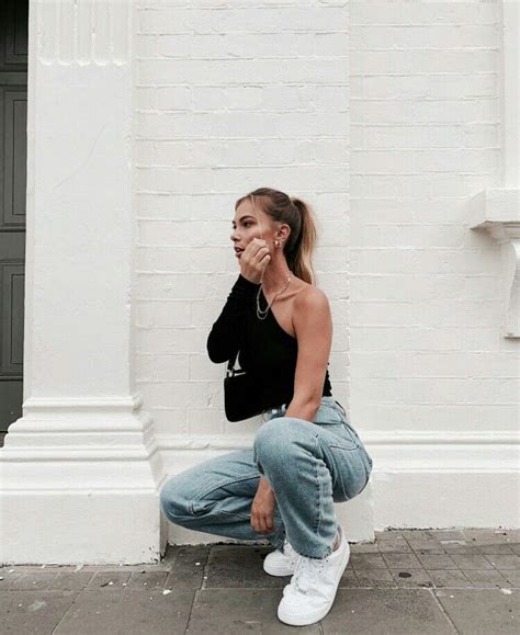 Pin By Gen Kainat On How To Pose • Fashion Mom Jeans Style