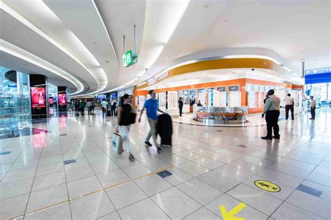 dubai dxb enjoys strong growth  flagship troubles flight chic