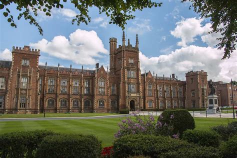 discover  top   beautiful university campuses   world
