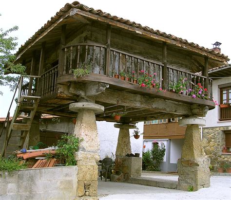 horreo el horreo asturiano cuadrado  de madera es una  flickr