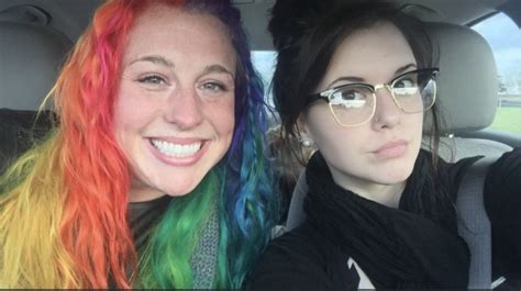 these polar opposite sisters are going viral on twitter