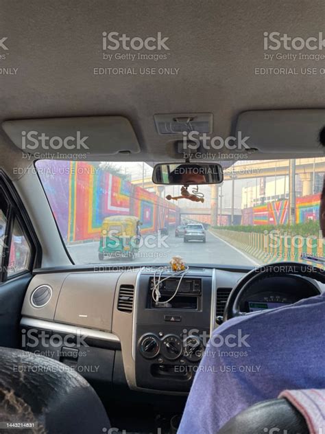개인 택시 자동차에서 고속도로고속도로에서 운전하는 인도 남자의 이미지 교통 체증 자동 인력거 노란색과 녹색 툭툭 자동차 오토바이