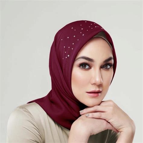 Bikin Pangling Luna Maya Jadi Model Hijab Berhias Swarovski