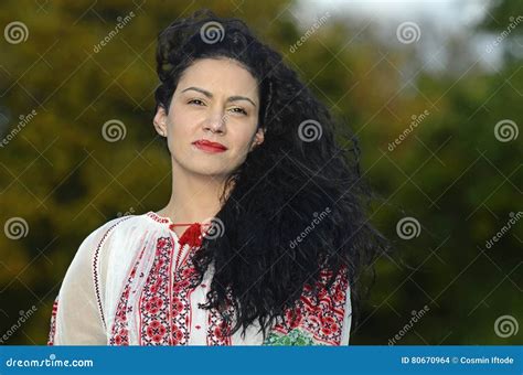 vrouw  roemeense traditionele kleren stock foto image  genaaid rood