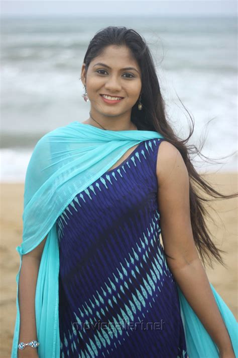 actress shruthi reddy latest photoshoot pics   posters