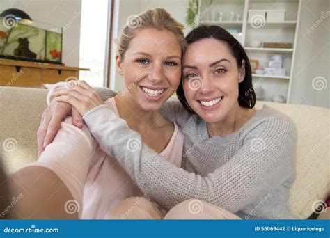 vrouwelijk paar die een selfie nemen stock foto image  mooi knuffel