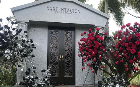 xxxtentacion mausoleum photo rapper s mother shares picture of burial site