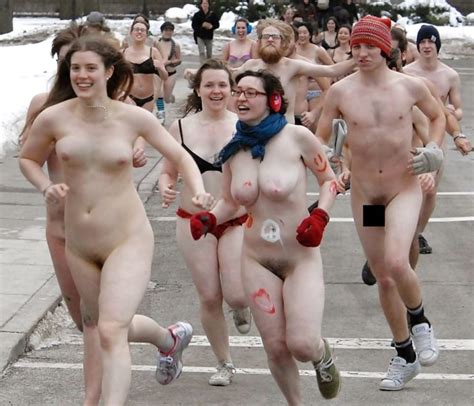 【画像】大学で行われた「全裸マラソン」、おっぱいとマ コ見放題でワロタ ポッカキット