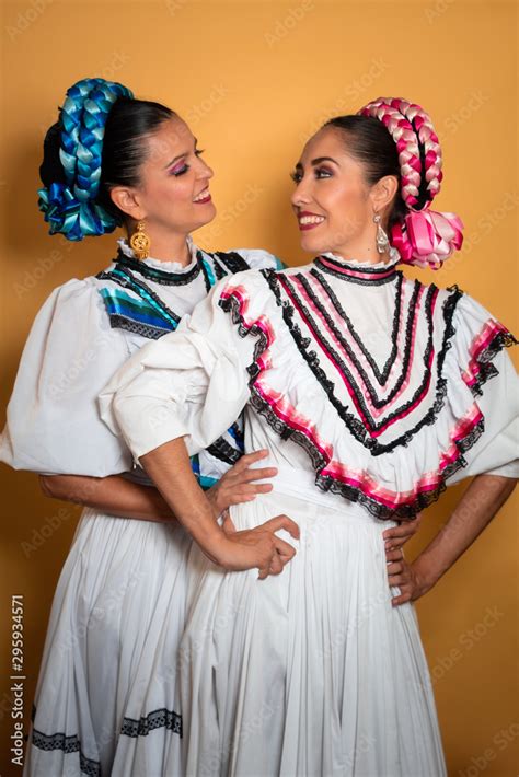 Joven Pareja Gay Lesbianas Adelitas Amor Abrazo Mexicana Cultura Traje