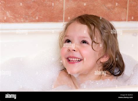 Niña Se Baña En La Bañera Con Espuma Fotografía De Stock Alamy