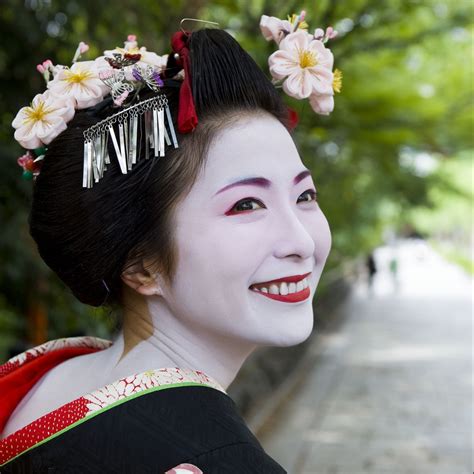 the meaning and symbolism of the word geisha