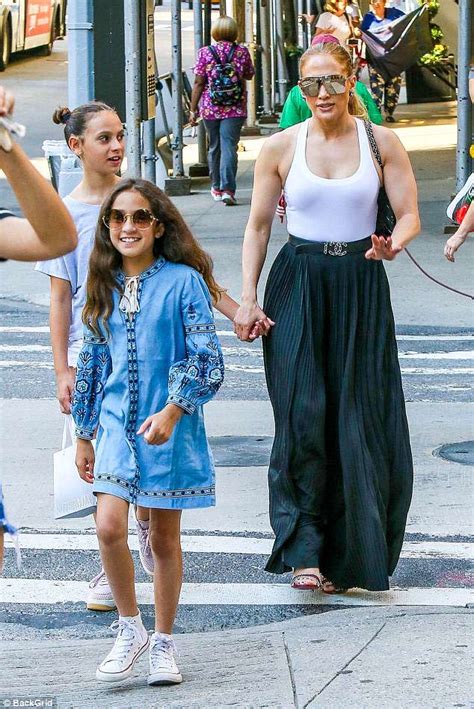 Jennifer Lopez Goes Shopping With Emme And A Rod S Daughters In Nyc