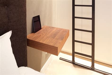 moderne nachtkastjes zwevend aan muur speciale groef voor plaatsen ipads uit te trekken voor