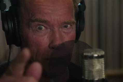 Watch Arnold Schwarzenegger Prank Fans By Posing As The Terminator At