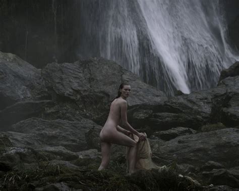 alyssa sutherland showing off her fully naked body while filming vikings s01e09 pichunter