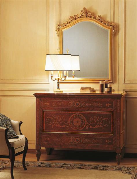Итальянская стеновая панель boiserie classic · стеновая панель boiserie classic. Camera da letto classica I Maggiolini, comÃ² intarsiato e specchiera