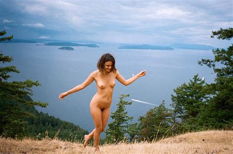 Nathalie Kelley Naked Bush And Tits In Outdoors Scandal Planet