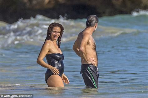 maya rudolph pictured in hawaii with husband paul thomas anderson daily mail online